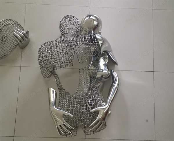 工廠現貨新型鏤空鏡面組合人物擁抱不銹鋼雕塑